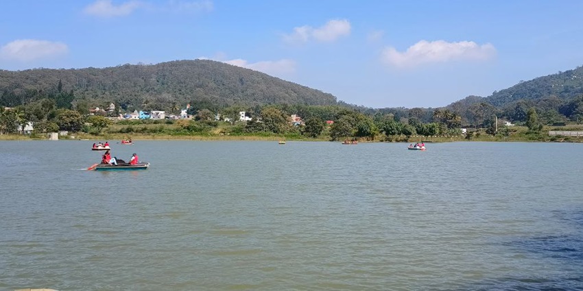 A picture of a scenic lake in Yelagiri with tourists enjoying boating