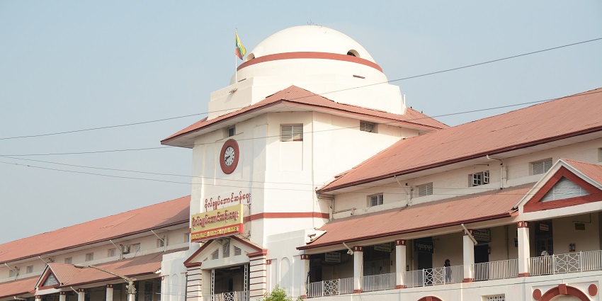 Popular market in Yangon offering handicrafts, jewellery, and souvenirs, featured in Yangon travel guide.