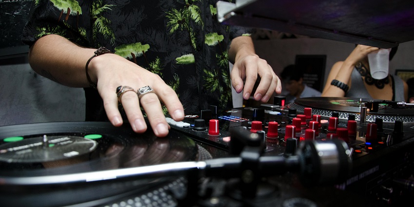 Boombox Bar Xchange has an electrifying ambiance, dynamic crowd and innovative concept.