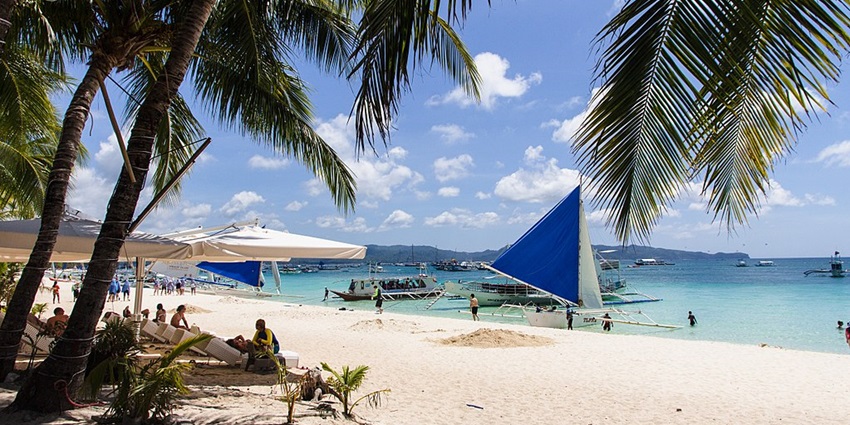 White sandy beaches and turquoise waters are the best places to visit in the Philippines.