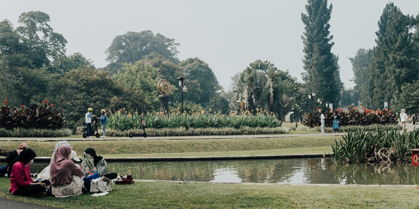 Photo of People in a Botanic Garden - places to visit in Noida for couples