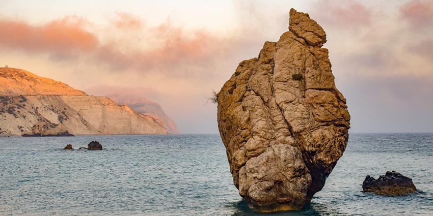 An image of a place that resembles Brimketill Lava Pool, the best place near Blue Lagoon Beach.