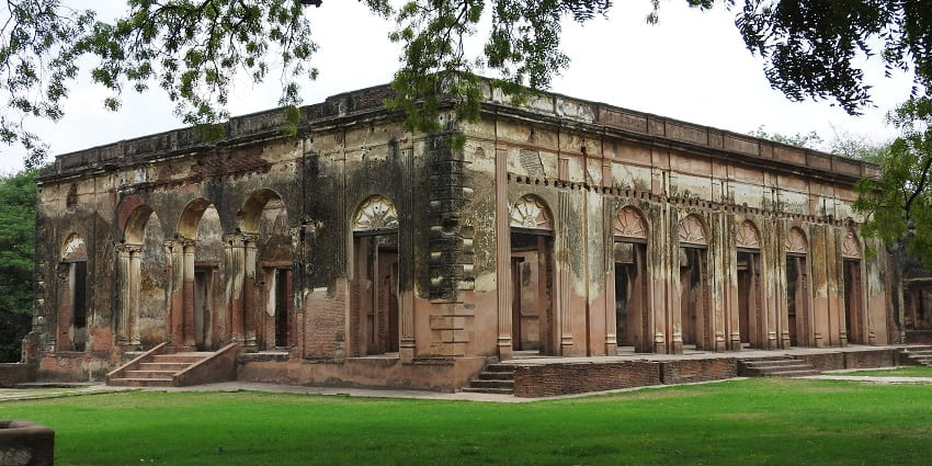 Spend a great time with your partner at the British residency, one of the best places to visit in Lucknow for couples.