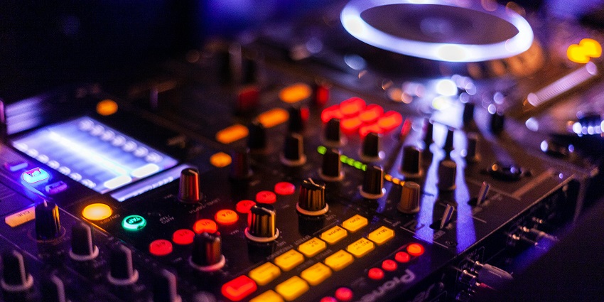 Wonderful atmosphere created by DJs reflecting the vibrant atmosphere.