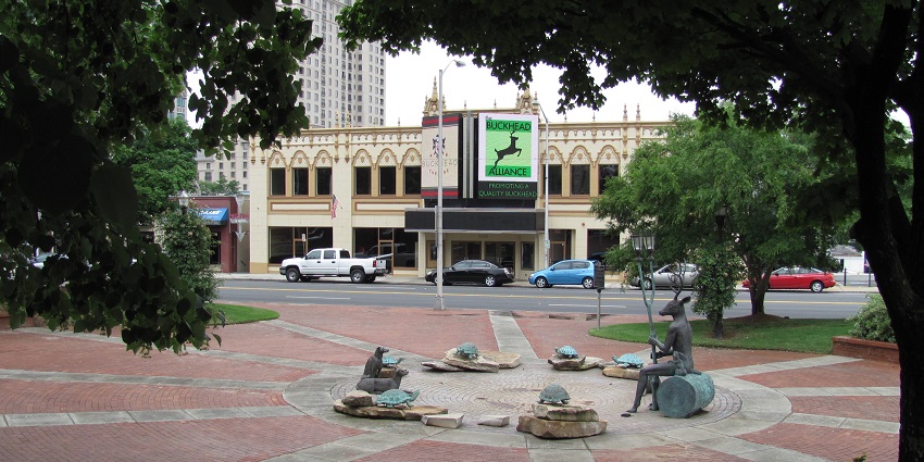 An image of high-end shopping and dining at Buckhead Village District, a top shopping place in Atlanta.