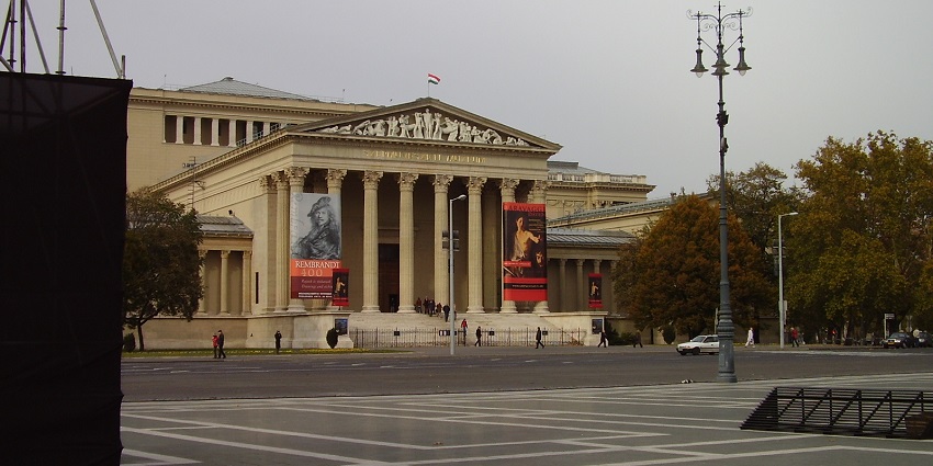 A picture of the entryway of Budapest Gallery, a well-known art gallery in Budapest.