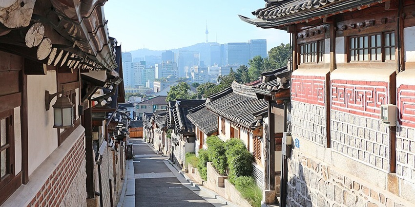 Places to visit in South Korea include the traditional Korean villages with well-preserved hanok houses and culture.