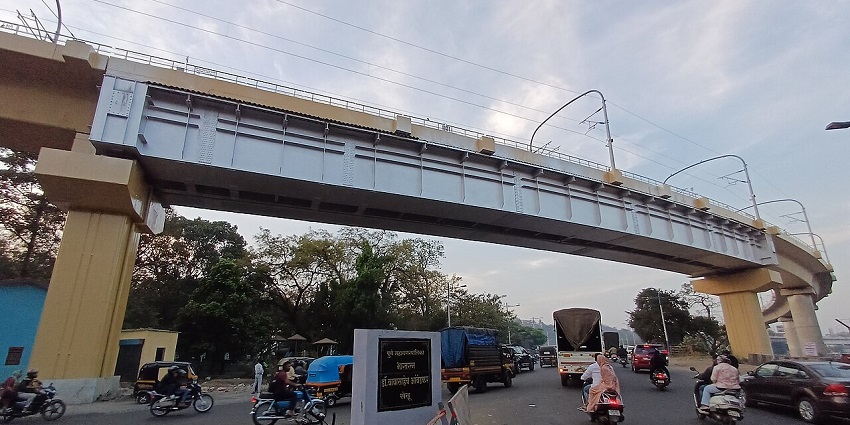 Pune metro viaduct over Ambedkar Bridge where Bund Garden Road ends
