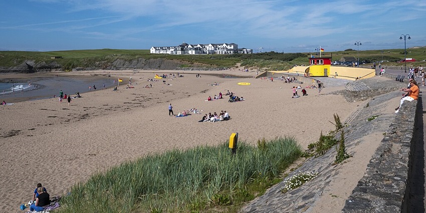 An image of Bundoran Beach in County Donegal, Ireland, with its sandy shore and dramatic coastline