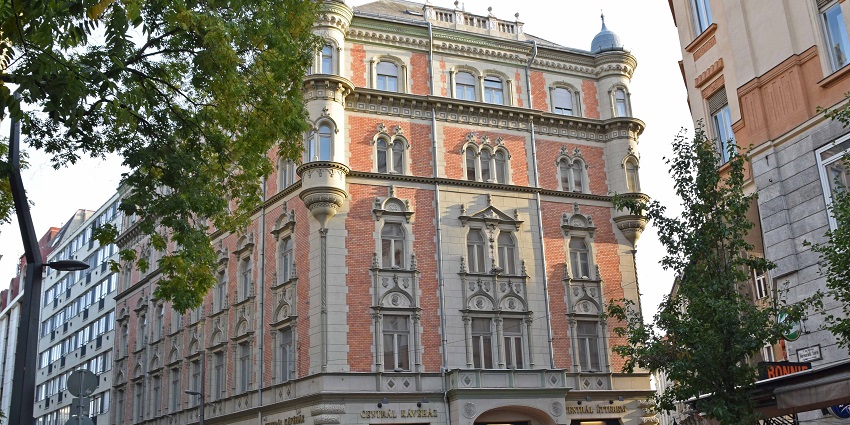 A picture of the Elegant Central Café, perfect for a romantic Valentine's Day in Vienna.