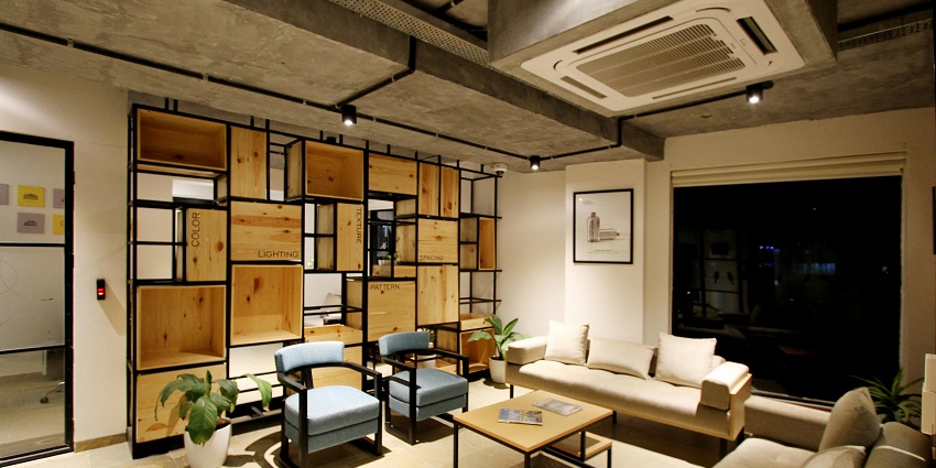 Enjoy a variety of white wine at this place to experience the night vibe.