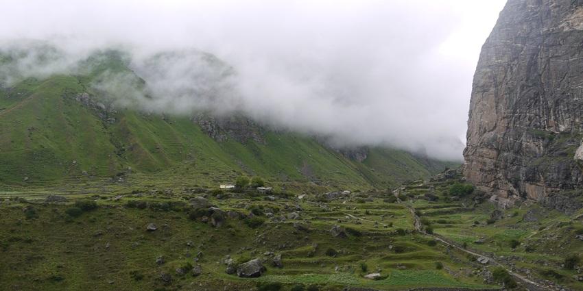 One of the most beautiful places to visit in Garhwal, Chamoli offers scenic mountain views