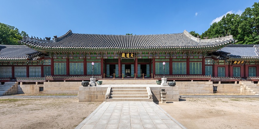 Captivating palace with gardens, showcasing traditional Korean architectural elegance.