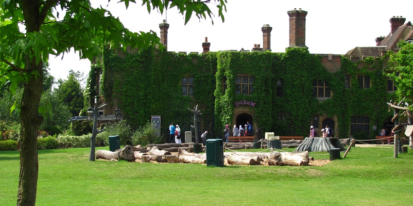 An image of Chessington World of Adventures, London welcome sign, one of the theme parks in London.
