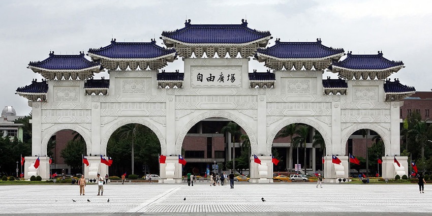 Chiang Kai-shek Memorial Hall's grand exterior showcases impressive architecture.