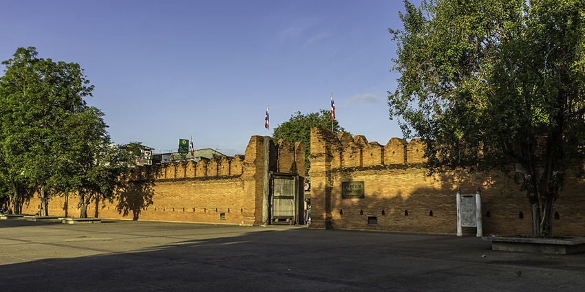 An expansive view of East gate (Tha Phae Gate) of the city wall, as suggested by Thailand Travel Guide.