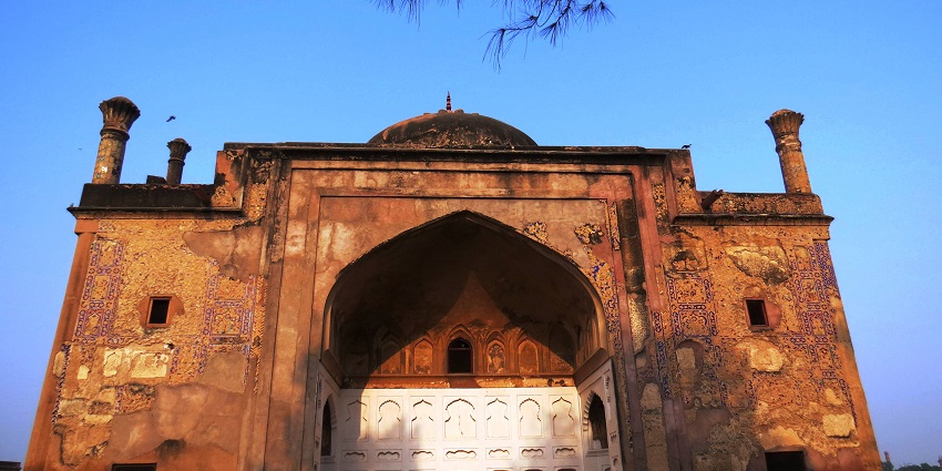 Get amazed by the intricacy of the architecture of Chini ka Rauza.