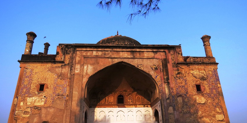 chini ka rauza is a common place to visit by couples in agra and all for the right reason