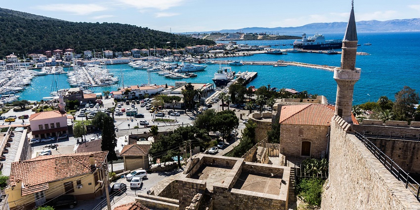 A breathtaking view of a water body with colourful buildings on the side during the day.