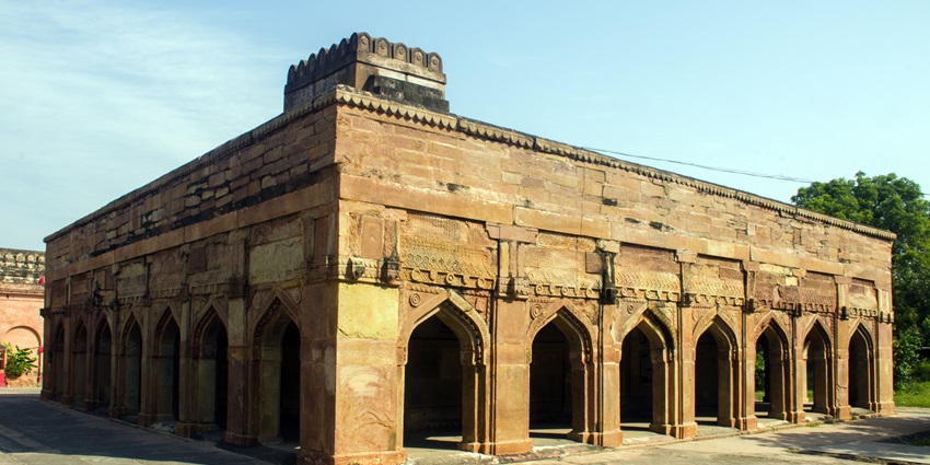 Chunar Fort’s weathered sandstone ramparts rising above the Ganges at a river bend.