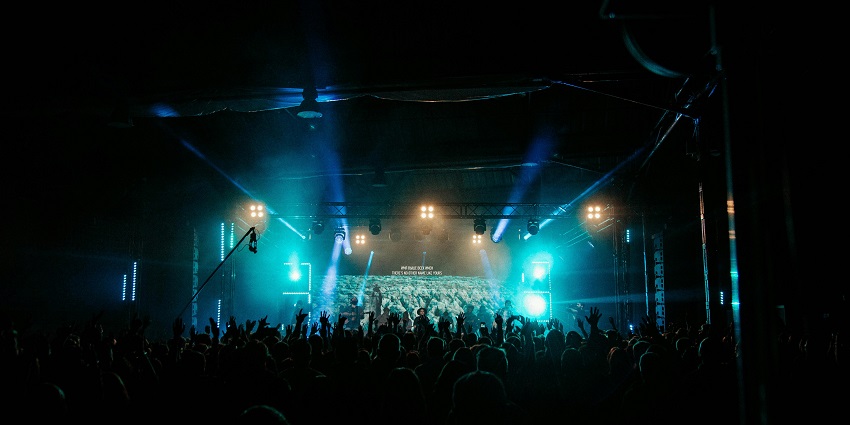 An image of a group of people having fun and dining together in a vibrant nightclub in Miami.