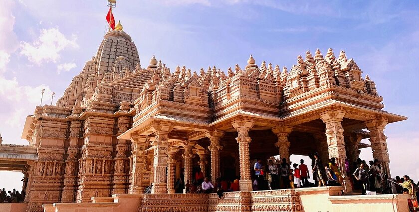 A view of Dwarkadheesh temple that showcases bright colours with a high pillar.