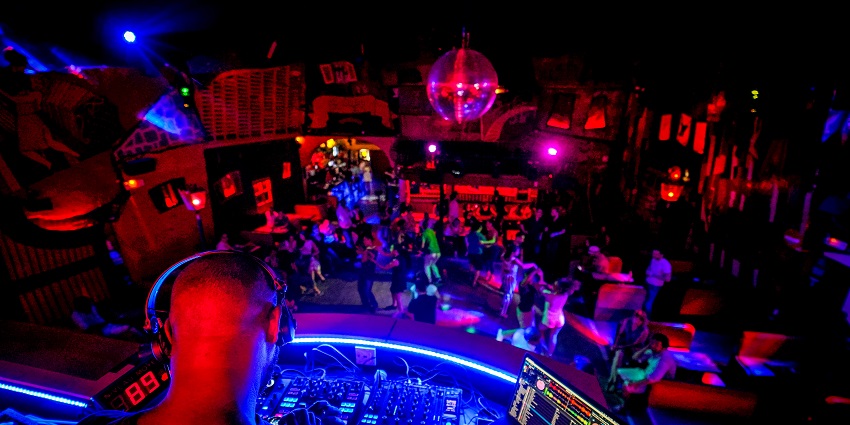 Nightlife in Qatar nightclub with lively music and a modern vibe.