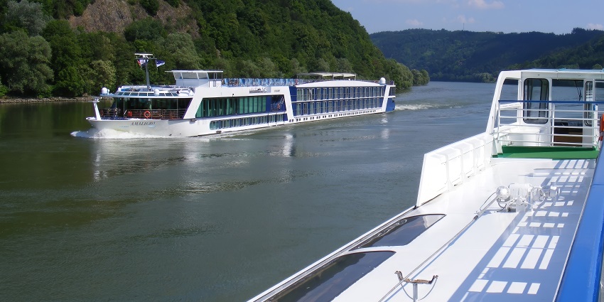 An image of a romantic evening in the Danube river cruise, among the top spots for Valentine's Day in Budapest.
