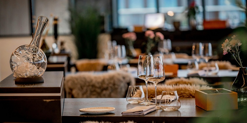 Image of a table and empty glasses - spend the last night of the year with a friend at deja vu lounge