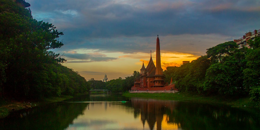 Scenic lake surrounded by green spaces, ideal for walks and relaxation.