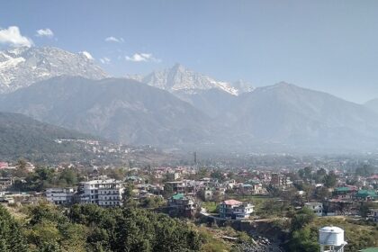 This Dharamshala travel guide provides details about the Tibetan culture, monasteries, and serene landscapes.