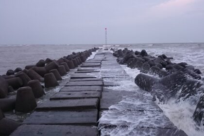 Digha travel guide showcases long stretches of sandy beaches.