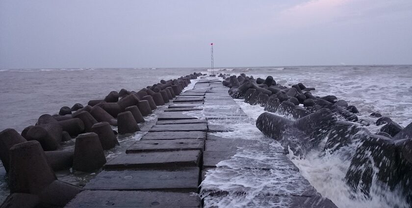 Digha travel guide showcases long stretches of sandy beaches.