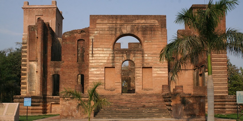 Dilkusha kothi an ideal place among the best places to visit in Lucknow for couples.to spend quality time.