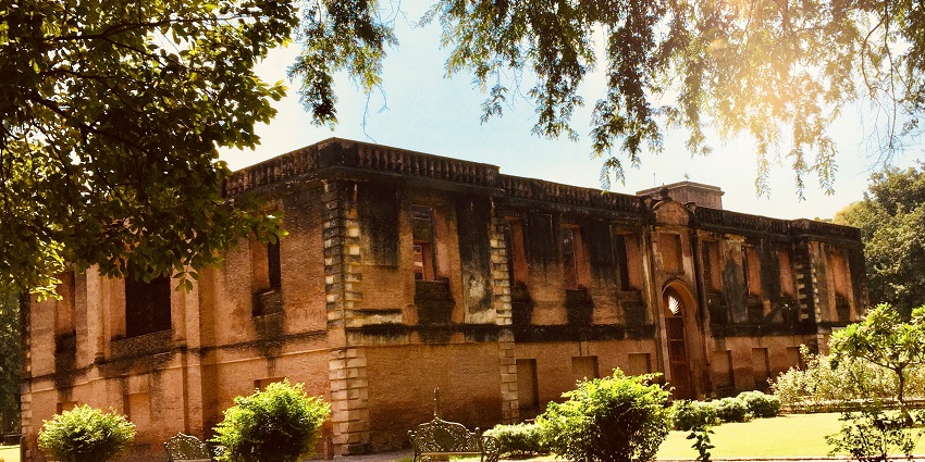 Image of Dilkusha Kothi with old and rusty walls that is vintage look during day time