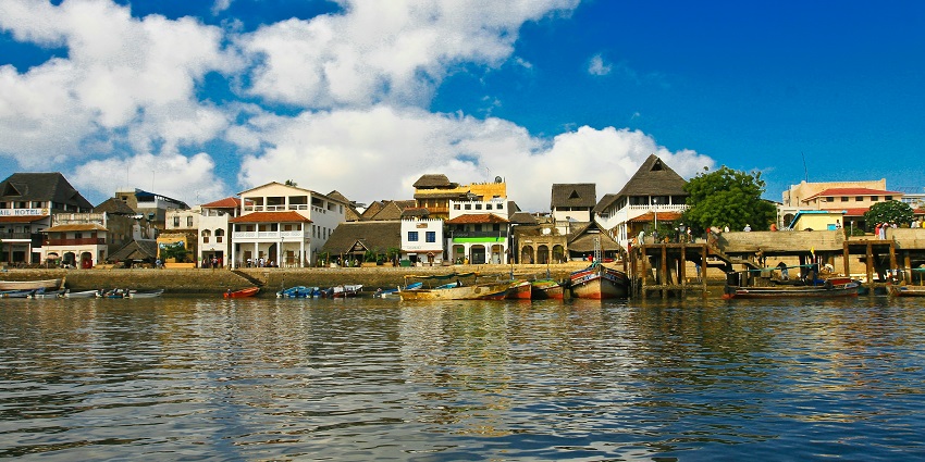 Country houses on Lamu Island with boats on the water is looking amazingly tranquil.