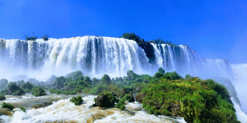 Visit The famous Iguazú Falls, one of the 10 things to do in Argentina
