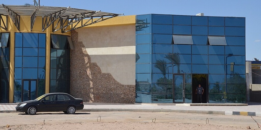 A car is parked in front of the Hurghada Grand Aquarium, referring to one of the best things to do in Hurghada.