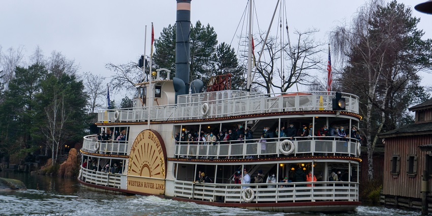 Live the magic of Disney just a stone's throw at one of the theme parks in Paris.
