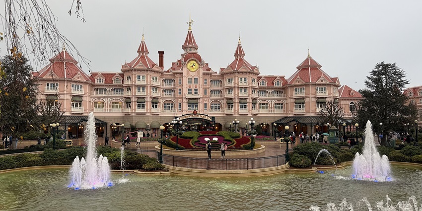 Entertain yourself at this magical place to visit in France, The Disneyland in Paris