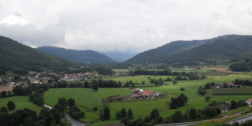 Moselle Valley with houses and establishments surrounded by green landscapes and hills.