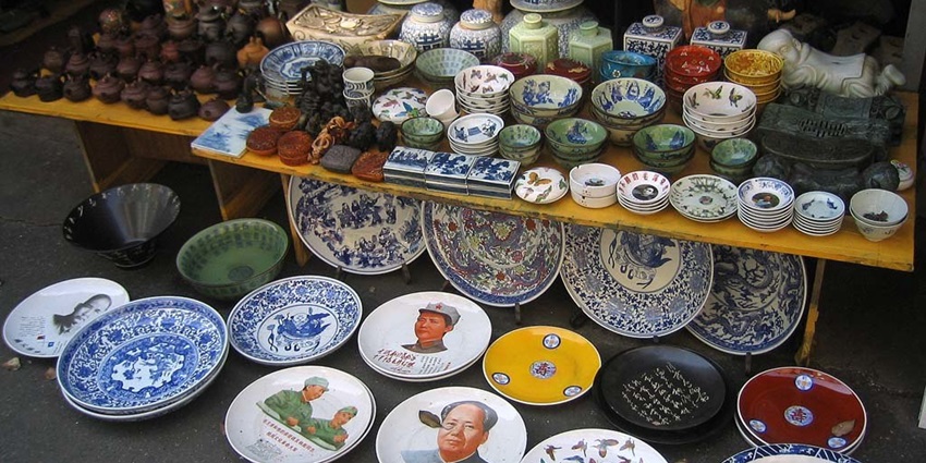 Dongtai Road Antique Market is one of the best shopping places in Shanghai.
