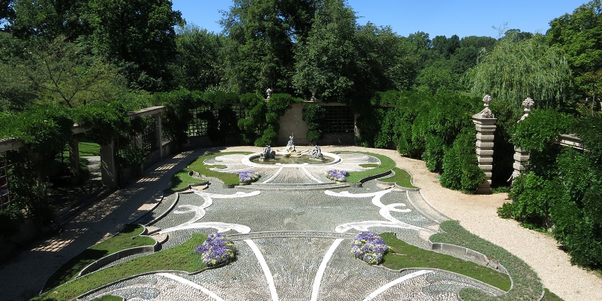 A picture of Oaks Gardens, which itself holds royal as well as romantic places