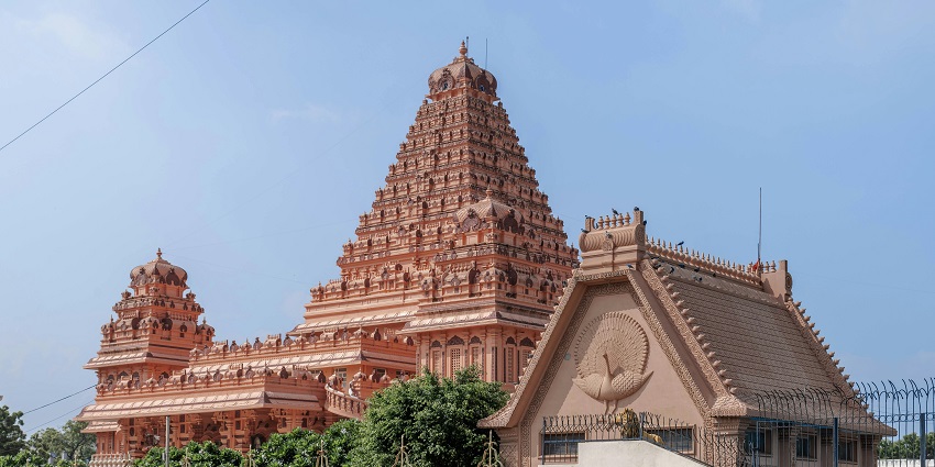 A view of Dwarkadheesh temple that showcases bright colours with a high pillar.