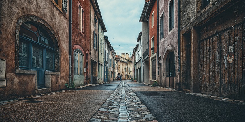 An image of a city which resembles Elizabethtown, a famous place to visit near Fort Knox.