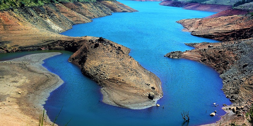 An aerial view of the Emerald Lake surrounded by Nilgiri Hills, as mentioned in the Ooty travel guide.