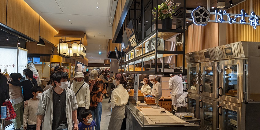 Kuromon Ichiba Market, Osaka's lively street market with fresh food.

