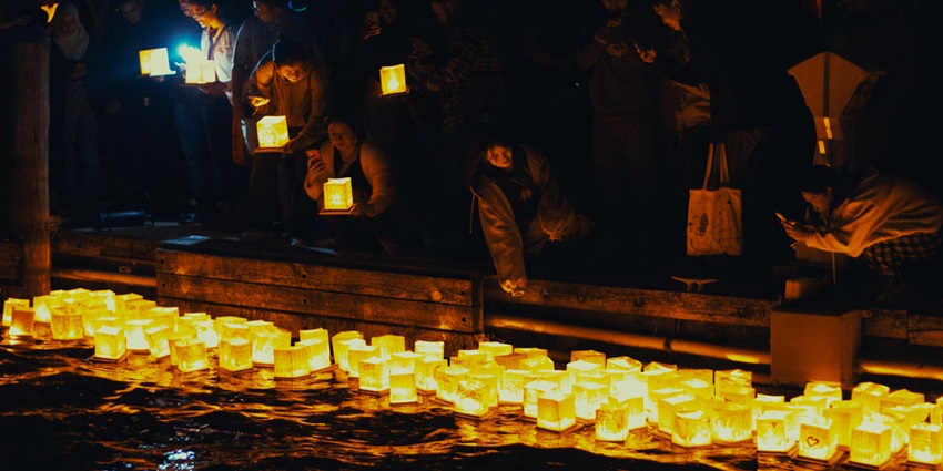 A scenic glimpse of thousands of lanterns floating on the tranquil waters of Oahu.