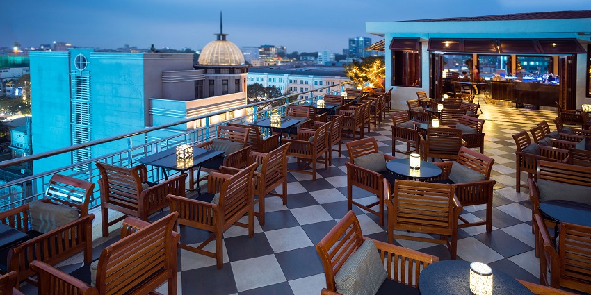 The rooftop bars offer the best Oman nightlife with stunning views, drinks, and a vibrant atmosphere at rooftop bars