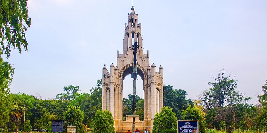 Scenic image of the beautiful Victoria park in the vicinity of Prayagraj